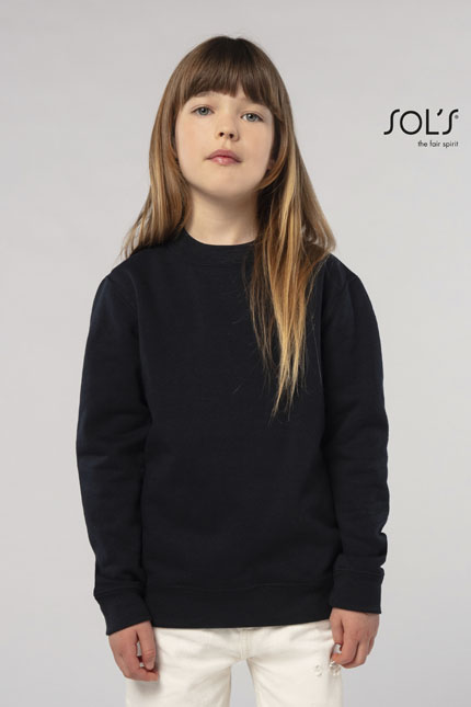 New Supreme Kids - 13249ΦΟΥΤΕΡ ΜΠΛΟΥΖΕΣ / SOLSΠαιδικό φούτερΠεριγραφή: Αυτή η φούτερ μπλούζα διαθέτει μανικοκόλληση και πλαϊνές ραφές για άριστη εφαρμογή. Ενισχυμένο κολάρο και ελαστικό ριπ στις μανσέτες, το κολάρο και τη μέση προσφέρουν άνεση και στυλ. Η φακαρόλα στο λαιμό εξασφαλίζει ακόμα μεγαλύτερη αντοχή και functionality. - Σύνθεση:Φούτερ 280g/m² - Βουρτσισμένο fleece εσωτερικά - 50% Βαμβάκι Ringspun - 50% ΠολυέστερΕφαρμογή ως Επαγγελματική Ένδυση: Ιδανικό για εργασίες που απαιτούν άνεση και ζεστασιά, όπως σε σχολεία, αθλητικές δραστηριότητες ή οικογενειακές εκδηλώσεις. Υλικό και Άνεση: Το βουρτσισμένο fleece προσφέρει εξαιρετική αίσθηση στην επιδερμίδα, ενώ το ανθεκτικό ύφασμα εγγυάται μακροχρόνια χρήση, κάνοντάς το τέλειο για καθημερινή χρήση. Δυνατότητα Προσαρμογής: Διαθέτει δυνατότητα εκτύπωσης λογοτύπου ή μηνύματος του πελάτη, ιδανικό για σχολεία ή ομάδες.Διαθέσιμο σε ποικιλία χρωμάτων, ιδανικό για να βρείτε την κατάλληλη επιλογή που ταιριάζει στο στυλ σας.